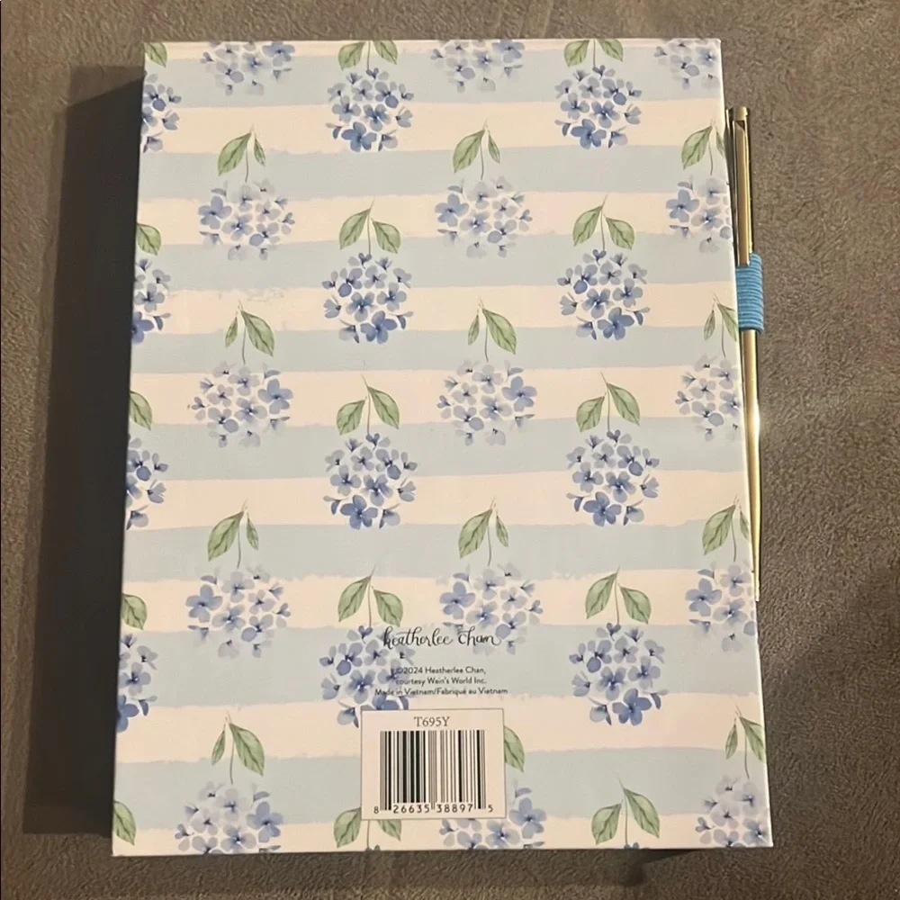 Floral 💙🩵 Notepad with Pen 150 sheets blue and white hydrangeas